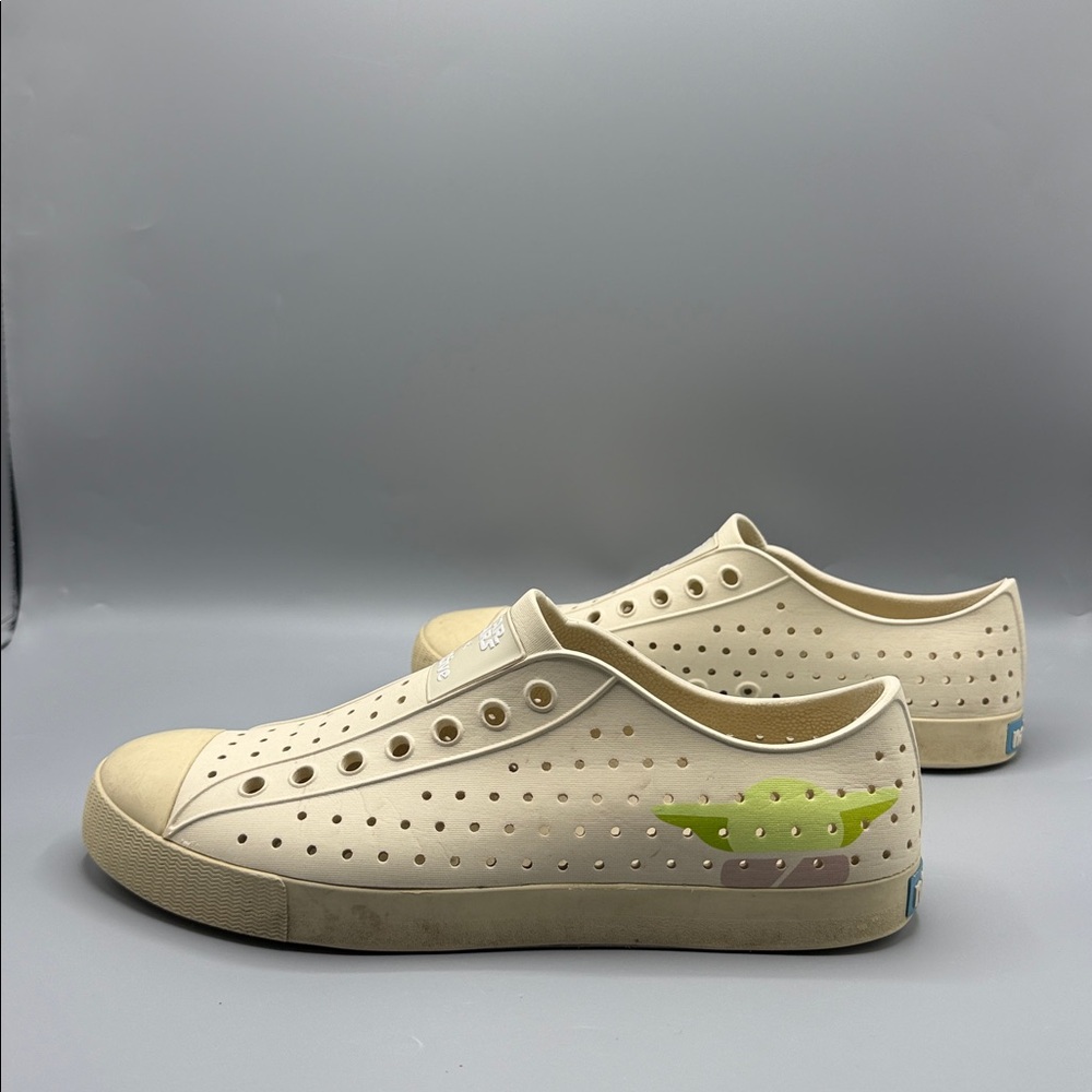 Native x Disney Sz M9/W11 Star Wars Mandalorian Yoda Grogu Shoes Parks.